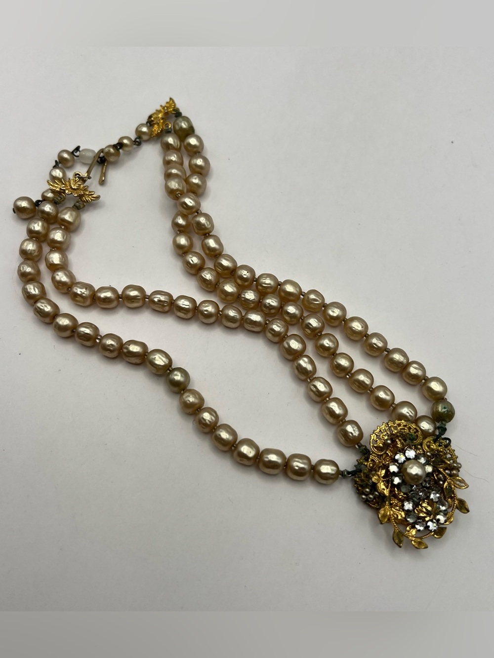 Unsigned Miriam Haskel Faux Pearl Chiker Necklace w/ Filagree Centerpiece - Picture 7 of 12